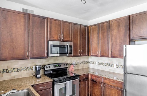 Irving Apartment | Landing | Chic 2BD, Courtyard, Pool