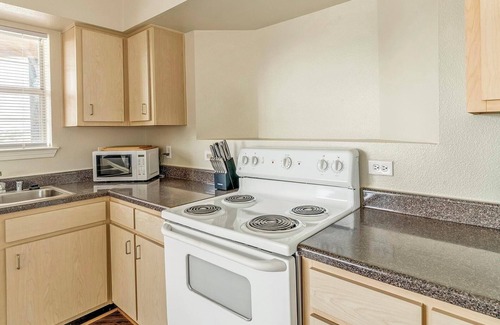 Southbelt/Ellington Apartment | Landing | Chic 2BD, Game Room, Clubhouse