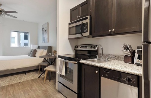 Pearl District Apartment | Landing | Chic Studio, Gym, Courtyard