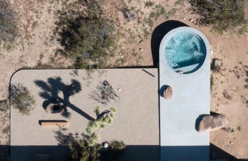 Monument Manor House | Landing House Joshua Tree l Modern Pavilion l Pool