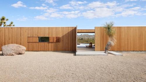 Monument Manor House | Landing House Joshua Tree l Modern Pavilion l Pool