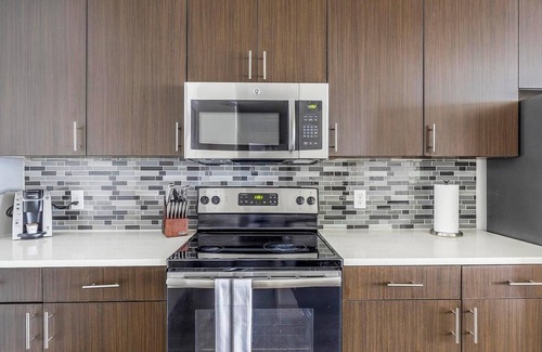 Vickery Meadow Apartment | Landing | Incredible 2BD, Pool, Gym