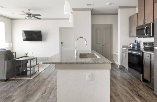 Manor Apartment | Landing | Modern 1BD, Pool, Courtyard