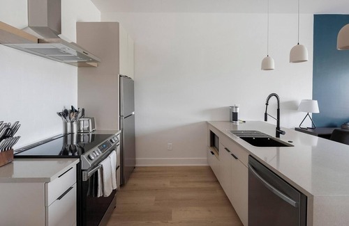 Inglewood Apartment | Landing | Modern 1BD, Rooftop Lounge