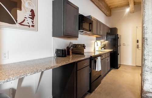 Downtown Memphis Apartment | Landing | Modern 2BD, Gym, Courtyard