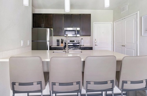 Katy Apartment | Landing | Modern 2BD, Pool, Courtyard