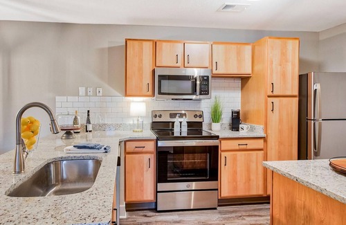 Eureka Apartment | Landing | Modern 2BD, Pool, Clubhouse