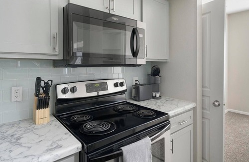 Briarforest Apartment | Landing | Modern 2BD, Pool, Gym