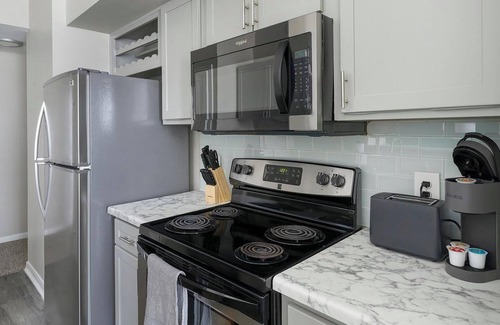 Briarforest Apartment | Landing | Modern 2BD, Pool, Gym