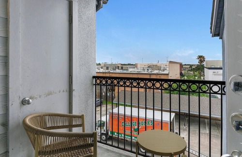 Briarforest Apartment | Landing | Modern 2BD, Pool, Gym