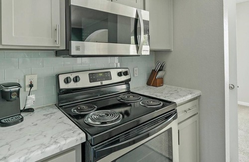 Briarforest Apartment | Landing | Spectacular 1BD, Pool, Gym