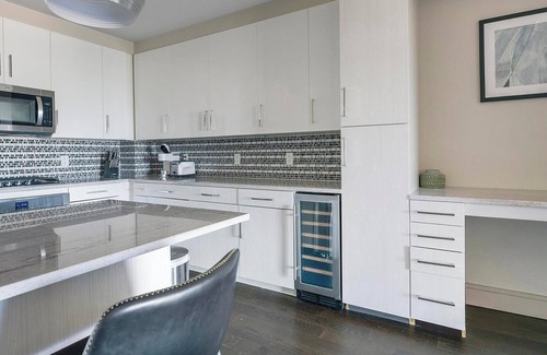 Houston Apartment | Landing | Spectacular 2BD, Tennis Court, Gym