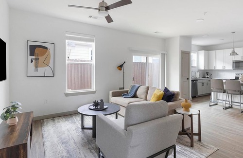 Fort Worth Apartment | Landing | Spectacular 2BD, Pool, Gym