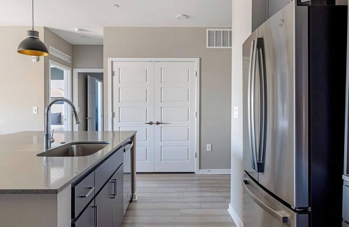 Warehouse District Apartment | Landing | Stunning 1BD, Rooftop Lounge, Game Room