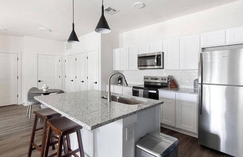 Venus Apartment | Landing | Stunning 2BD, Clubhouse, Gym