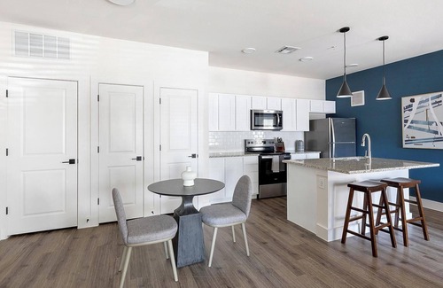 Venus Apartment | Landing | Stunning 2BD, Clubhouse, Gym