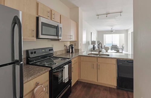 New Pathways Apartment | Landing | Stunning 2BD, Gym, Pool