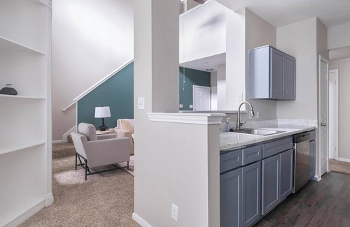 Briarforest Apartment | Landing | Stunning 2BD, Pool, Gym