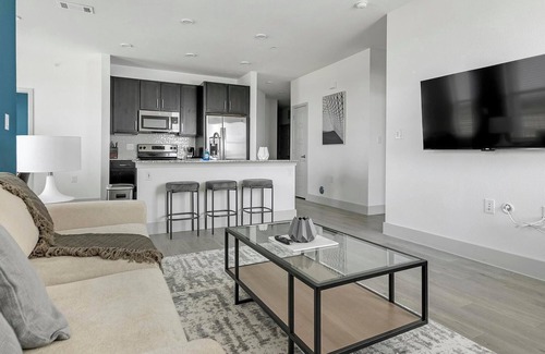 Austin Apartment | Landing | Stunning 2BD, Pool, Gym