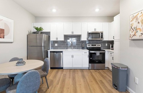 Townsite Apartment | Landing | Stunning 2BD, Rooftop Lounge, Pool