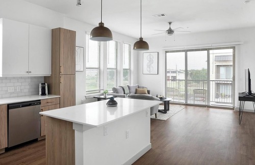 Austin Apartment | Landing | Stunning 2BD, Yoga Studio, Gym