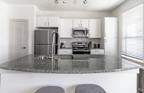 Waller Apartment | Landing | Stunning 3BD, Pool, Gym