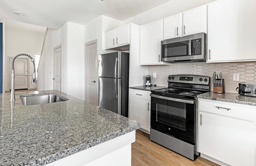 Waller Apartment | Landing | Stunning 3BD, Pool, Gym