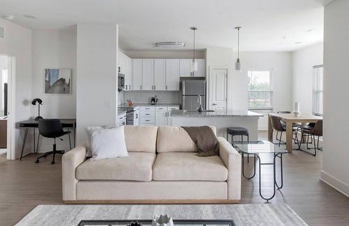 Athens Apartment | Landing | Stunning 3BD, Yoga Studio, Gym