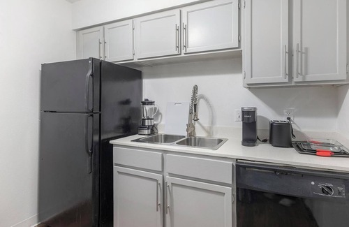 Windsor Park Apartment | Landing | Stylish 1BD, Gym