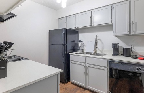 Windsor Park Apartment | Landing | Stylish 1BD, Gym