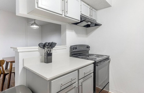 Windsor Park Apartment | Landing | Stylish 1BD, Gym