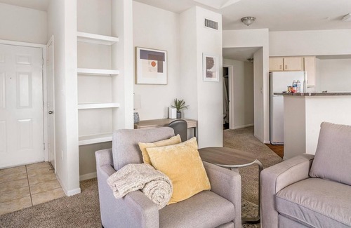 Southbelt/Ellington Apartment | Landing | Stylish 2BD, Pool, Gym