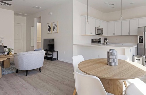 Oro Valley Apartment | Landing | Stylish 2BD, Pool