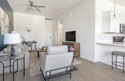 Oro Valley Apartment | Landing | Stylish 2BD, Pool