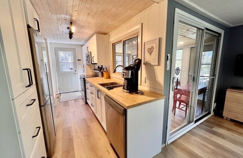Selwyn Cottage | Lands End Cottage on Stoney Lake