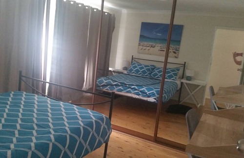 Mount Warrigal House | Landy's Holiday House: Between the lake and the Ocean