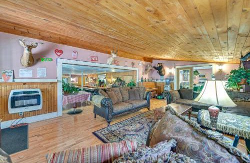 Lanesville House | Lanesville Home with Pool Table, Bar and Deck!