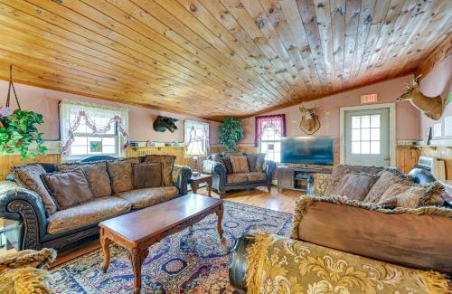 Lanesville House | Lanesville Home with Pool Table, Bar and Deck!