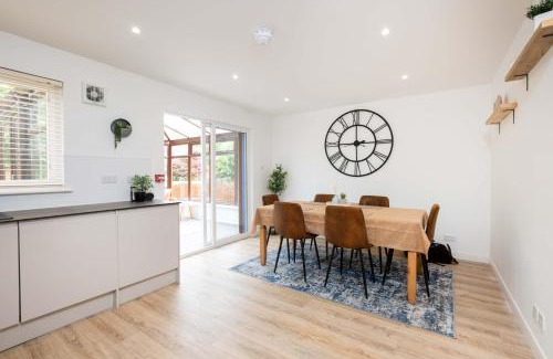 Dundee Apartment | Langley House, 5 bed, all doubles with Smart TV, 3 bath, 2 lounges, FULLY equipped kitchen, FREE parking, PERFECT for BUSINESS, TRADES, GOLF and relocation 5 Min to EDEN and Port projects Wifi, Smart Tv, garden, dishwasher