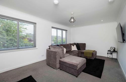 Dundee Apartment | Langley House, 5 bed, all doubles with Smart TV, 3 bath, 2 lounges, FULLY equipped kitchen, FREE parking, PERFECT for BUSINESS, TRADES, GOLF and relocation 5 Min to EDEN and Port projects Wifi, Smart Tv, garden, dishwasher