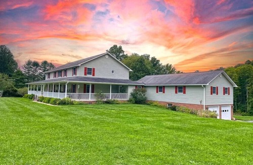 Lansing House | Lansing Orchard · Sleeps 29, 8300 sq ft house, 6 acres, stocked pond