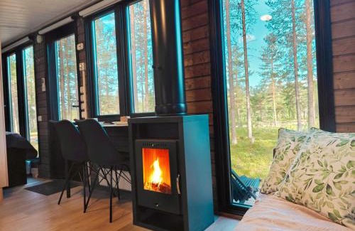 Kolari Ski Chalet | Lapland Riverside Cabin 1 VADELMA, Ylläs, Tiny Home with Sauna, Fireplace, Terrace, BBQ, Wifi, Ski, Fishing, Pets OK