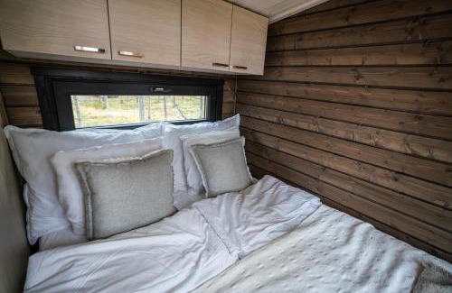Kolari Ski Chalet | Lapland Riverside Cabin 4 HILLA , Ylläs, Tiny Home with Sauna, Fireplace, Terrace, BBQ, Wifi, Ski, Fishing, Pets OK