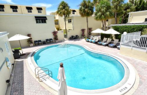 Longboat Key Apartment | LaPlaya 204D Beach-lovers paradise 200 feet of private beach along the turquoise Gulf of Mexico