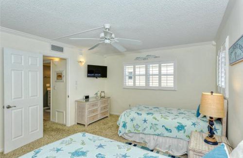 Longboat Key Apartment | LaPlaya 204D Beach-lovers paradise 200 feet of private beach along the turquoise Gulf of Mexico