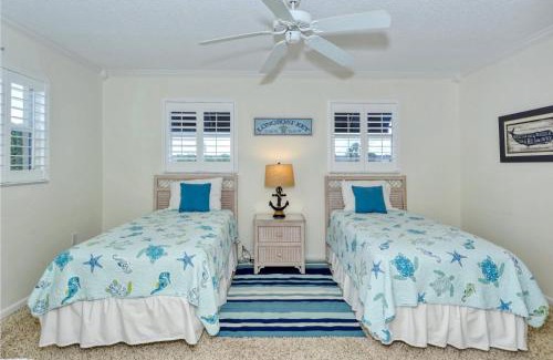 Longboat Key Apartment | LaPlaya 204D Beach-lovers paradise 200 feet of private beach along the turquoise Gulf of Mexico