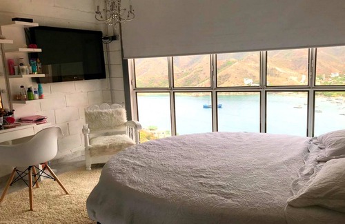 Taganga Apartment | LARCOMAR LOFT is a glass house, industrial style built in the mountains