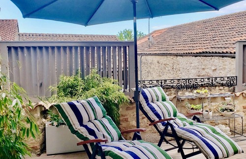 Villereal House | Large 260m2 bourgeois house with 36m2 terrace in the heart of Bastide Chromecast Tv