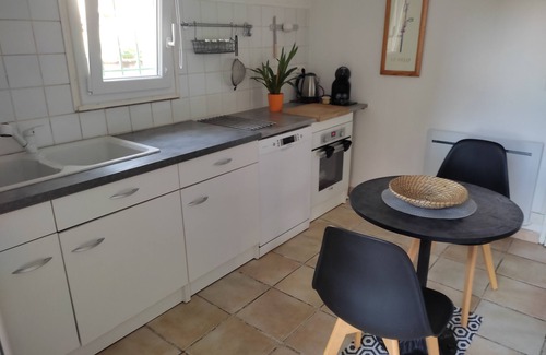 Saint-Martin-de-Valgalgues Apartment | Large studio in house