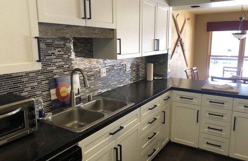 Keystone Condo | Large 1BR Condo. Steps away from shuttle, parking & pool. IndependentlynOperated